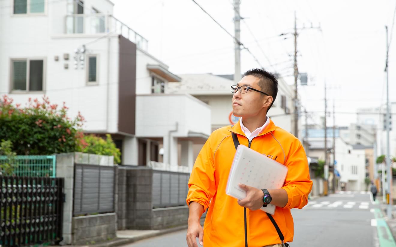 男性スタッフと楽しそうに会話をしている女性スタッフ